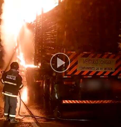 Treminh&atilde;o pega fogo e parte da carga de madeira fica destru&iacute;da em inc&ecirc;ndio