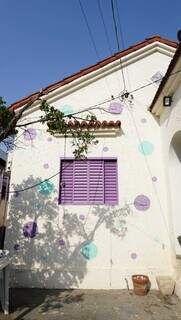 Parte da fachada ganhou o desenho de bolinhas coloridas. (Foto: Alex Machado)