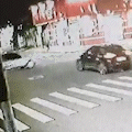 Vídeo mostra acidente que terminou com carro tombando em cruzamento