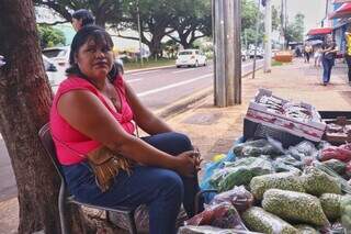 Luciene Oliveira vende frutas e legumes no Centro de Campo Grande e, por mês lucra cerca de R$ 1,4 mil (Foto: Paulo Francis)