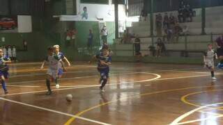 Meninos em quadra pela Copa Pelezinho de Futsal (Foto: Divulgação)