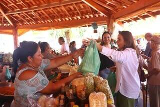 Prefeita fez questão de comprar um pouco de produto em cada uma das bancas das indígenas, em frente ao Mercadão..