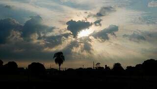 Céu entre nuvens na região da Praça do Papa em Campo Grande (Foto: Alex Machado)