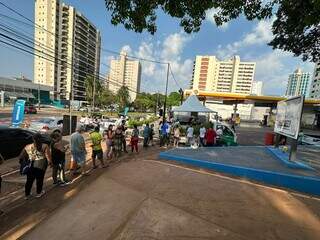 População faz fila de carro ou a pé para pegar duas mudas de árvores em frente à Prefeitura (Foto: Lucimar Couto)