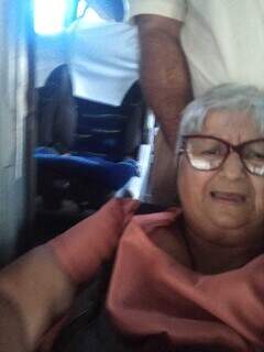 Dona Terezinha aterrorizada com a forma que foi improvisada que foi carregada para conseguir entrar em ônibus (Foto: Direto das Ruas)