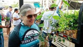 A ciclista Lorivanda aproveitou o movimento tranquilo para pegar as mudinhas e levar para a chácara (Foto: Alex Machado)