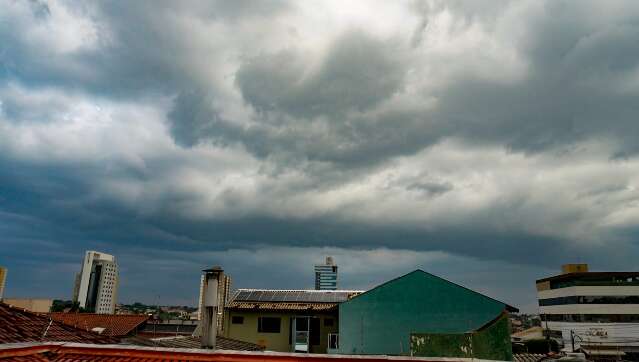 Final de tarde chega com chuva em bairros de Campo Grande 