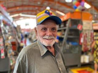 Ao chegar de São Paulo, José desceu do ônibus direto para o mercadão de Campo Grande (Foto: Cassia Modena)