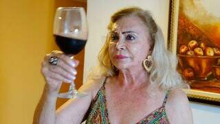Sommelier Helena Servilha Manica, de 83 anos, segura taça de vinho. (Foto: Alex Machado)