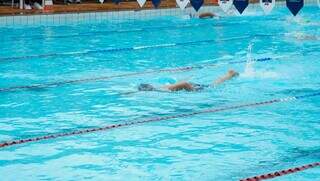 Nadador disputando prova na piscina do Sest-Senat em Campo Grande (Foto: Alex Machado)