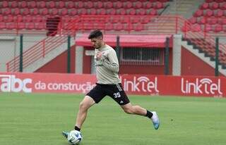 Zagueiro Lucas Beraldo em treino no CT da Barra Funda nesta sexta-feira (Foto/Divulgação/SPFC)