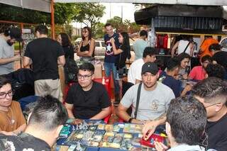 Jovens montaram mesa de RPG na tarde de sábado (30). (Foto: Juliano Almeida)