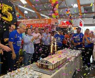 Cantaram parabéns para o mercadão membros da administração, comerciantes, público, prefeita e outras personalidades da política (Foto: Cassia Modena)