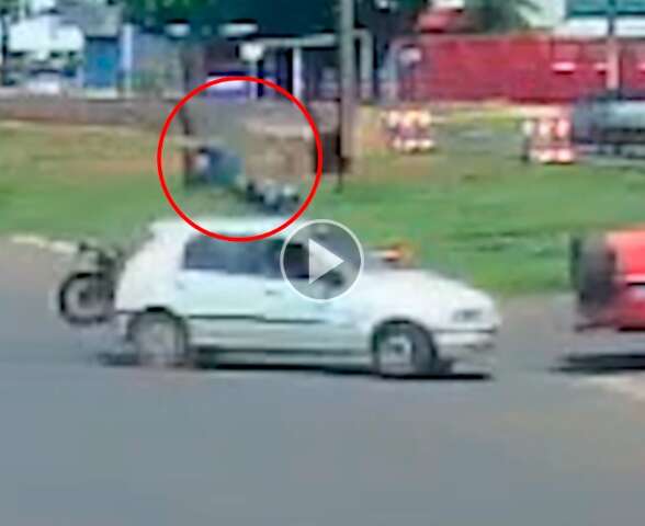 Motociclista em teto de carro ap&oacute;s colis&atilde;o &eacute; v&iacute;deo mais visto da semana