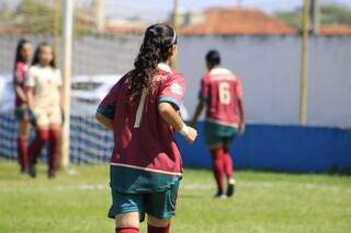 Jogadora da Portuguesa correndo no Estádio Olho do Furacão, em Campo Grande (Foto: Assessoria)