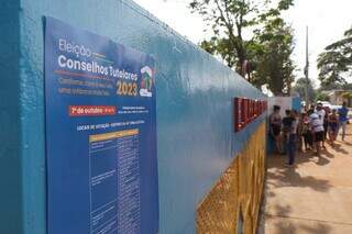 Entrada da Escola Municipal Padre Tomaz Ghirardelli neste domingo (Foto: Henrique Kawaminami)