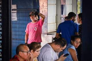 Eleitor Jefferson Benites insatisfeito com a longa espera (Foto: Henrique Kawaminami)