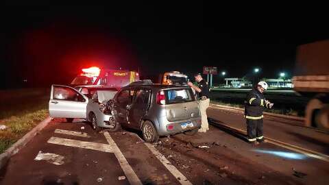 Colis&atilde;o frontal entre ve&iacute;culos deixa um morto e tr&ecirc;s feridos na BR-267