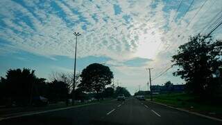 Céu aberto com a presença de poucas nuvens na manhã deste domingo em Campo Grande (Foto: Alex Machado)
