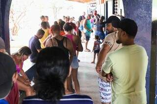 Multidão de eleitores aguardando em fila (Foto: Henrique Kawaminami)