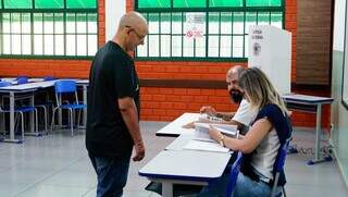 Eleitor aguardando liberação para votar na eleição do conselho (Foto: Alex Machado)