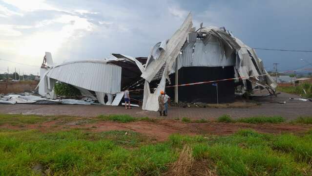 Vendaval com granizo derruba barrac&atilde;o e deixa rastro de destrui&ccedil;&atilde;o em Bataguassu