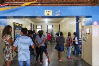 Movimentação na Escola Municipal Licurgo de Oliveira Bastos (Foto: Henrique Kawaminami)