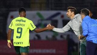 Atacante Endrick comemorando gol palmeirense com o técnico Abel Ferreira (Foto: Cesar Greco/Palmeiras)