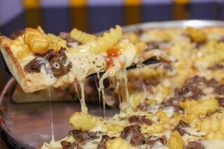 Pizza de filé com fritas é a nova sensação de estabelecimento no Coophavila II. (Foto: Juliano Almeida)