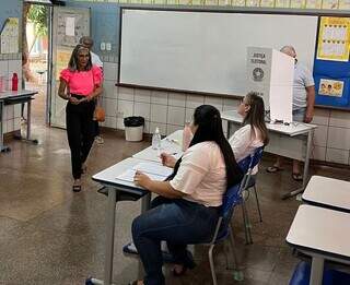 Eleitores durante votação na Escola Loide Bonfim Andrade, neste domingo (Foto:Divulgação/Assecom)