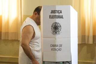 Eleitor na cabina de votação no Colégio Dom Bosco, centro da cidade (Foto: Alex Machado)