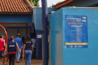 Escola Municipal Tomaz Ghirardelli durante a abertura dos portões para votação (Foto: (Henrique Kawaminami)