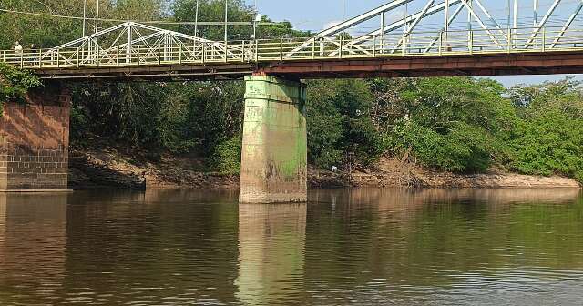 Bombeiro &agrave; paisana impede mulher de pular de ponte em rio