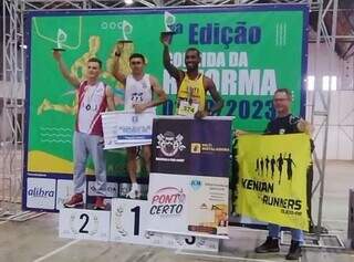 Atleta Reginaldo no pódio da corrida pedestre em Marechal Rondon (PR) (Foto: Reprodução/A Gazeta News)