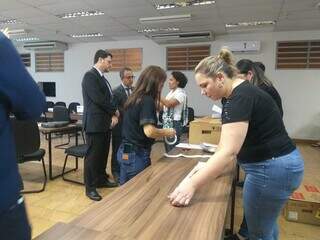 Comissão eleitoral organizando mesa para a chegada das urnas (Foto: Mylena Fraiha)