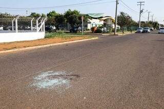 Marca de sangue de Agostinho, na Rua Brasília, quase em frente à Casa da Mulher Brasileira, no Jardim Imá (Foto: Henrique Kawaminami)