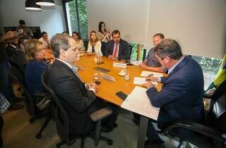 O governador Eduardo Riedel (PSDB) durante a assinatura do termo. (Foto: Saul Schramm)