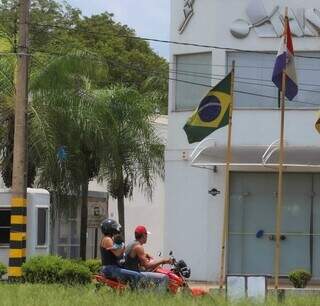 Pessoas transitando em moto na linha internacional entre Ponta Porã e Pedro Juan Caballero (Foto: Marcos Maluf)