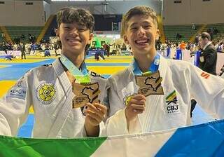 Kauã Yuju Yonaha e André Lucas Dodero, da esquerda para direita, segurando a medalha de ouro do Campeonato Brasileiro de Judô (Foto: Divulgação)