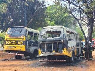 Veículos destruídos pelo fogo no estacionamento (Foto: Divulgação)