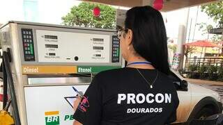 Fiscal do Procon anota preço de combustíveis durante pesquisa em Dourados (Foto: Divulgação)