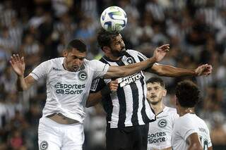 Diego Costa disputa a posse da bola. (Foto: Vitor Silva/Botafogo)