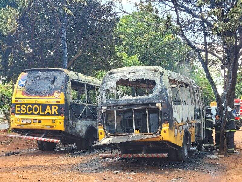 Incêndio destrói dois micro-ônibus do transporte escolar em Aquidauana