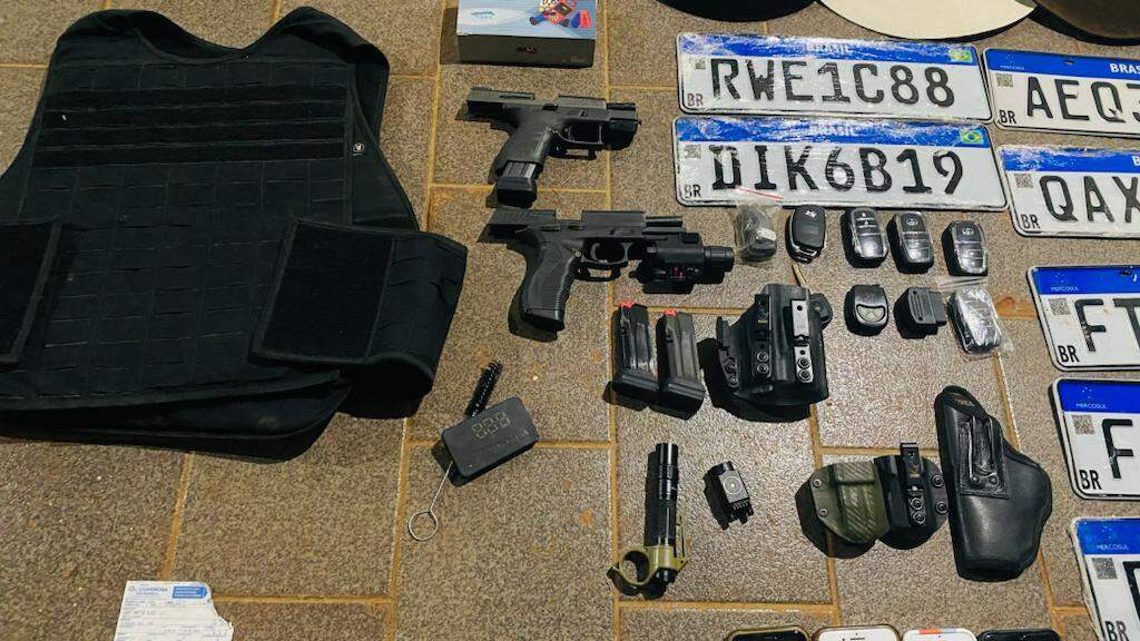 Armas, colete e placas encontradas pela polícia (Foto: Batalhão de Choque/Divulgação)