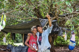 Rosângela e Otair improvisaram barraco na região da Via Park. (Foto: Henrique Kawaminami)