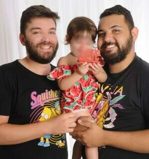 Jean Ocampo e Igor de Andrade com garotinha no colo em foto comemorativa (Foto: Arquivo de família)