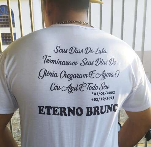 Fam&iacute;lia e amigos se despedem de jovem atropelado 2 vezes e pedem &quot;justi&ccedil;a&quot;