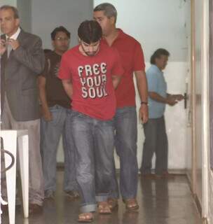 Júnior no dia em que foi preso em 2007 pelo estupro de 10 mulheres (Foto: Arquivo)