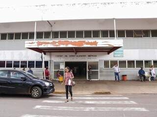 Fachada do Centro de Especialidades Médicas, na Travessa Guia Lopes, local onde paciente reclamou de falta de medicamentos (Foto: Arquivo/Campo Grande News)