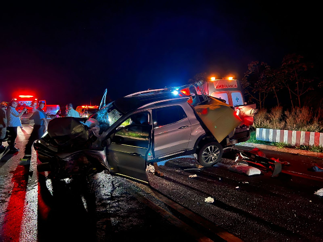 Motorista colide com ambul&acirc;ncia e 9 pessoas ficam feridas no anel vi&aacute;rio